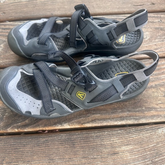 Keene Men's Gray Outdoor Sandals - Picture 1 of 8